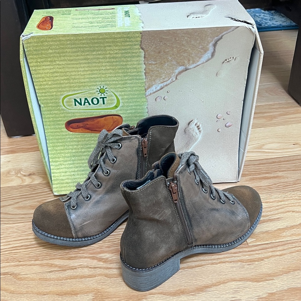 NIB! Naot Brown Lace-Up desert vintage gray/ mulberry groovy Boots SZ 38.
